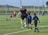 Laatste training S.K.N.W.K. JO8-1 (partijtje tegen de ouders) van maandag 2 juni 2025 (6/123)